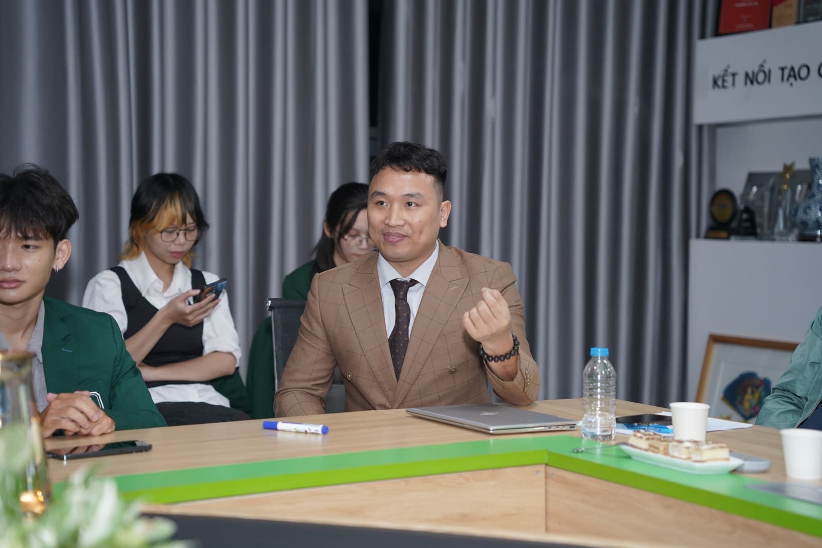 Ứng dụng AI trong từng phòng ban: Marketing, Kinh doanh, Vận hành, Nhân sự