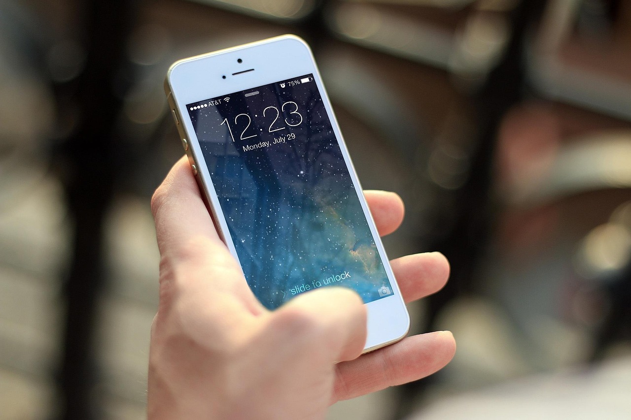 Giá iPhone tại Việt Nam: Lợi thế cạnh tranh trên bản đồ toàn cầu và cách AI thay đổi cách so sánh giá